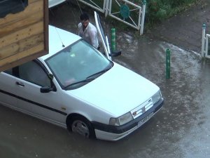 Suda Mahsur Kalan Arabasını Böyle Kurtardı