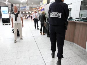 Fransa’da Havalimanındaki Bıçaklı Saldırgan Öldürüldü