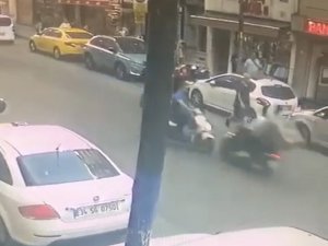 Şişli’de İlginç Kaza Kamerada: İ̇ki Motosikletli Kafa Kafaya Çarpıştı