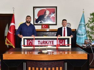 Şampiyon Demirezen’den, Rektör Kuş’a Teşekkür Ziyareti