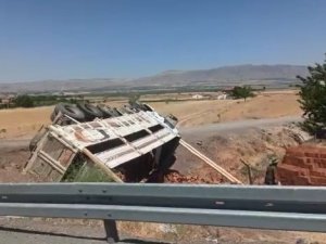 Tuğla Yüklü Kamyon Devrildi: 1 Yaralı