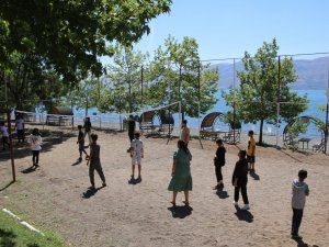 Çocuklar Piknikte Bir Araya Geldi