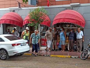 Yağmurdan Kaçan Vatandaşlar Saçak Altlarına Sığındı