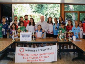 Başkan Gümüş, Şampiyon Takımı Tablet İle Ödüllendirdi