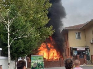 Küçükçekmece’de Çocuklar Oyun Oynarken Ana Okulunun Parkını Yaktı