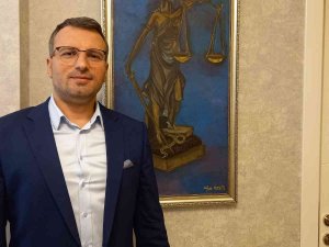 Dava İçin Yola Çıkan Avukatın Kamu Görevi Yaptığı Gerekçesiyle İtiraz Ettiği Hız Cezası İptal Edildi