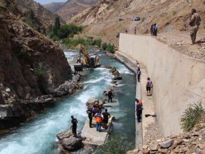 Siirt’te Suyun Yönü Değiştirilerek Kayıp Hemşireyi Arama Çalışmaları Sürdürülüyor