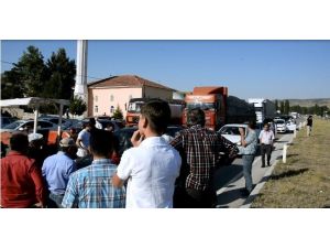 Çorum’da Elektrikleri Kesilen Köylüler Karayolunu Ulaşıma Kapattı