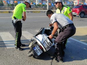 Otomobille Çarpışan Motosiklet Sürücüsünün Kaskı Parçalandı
