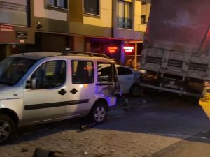 Ümraniye’de Freni Boşalan Kamyon 4 Araca Daldı