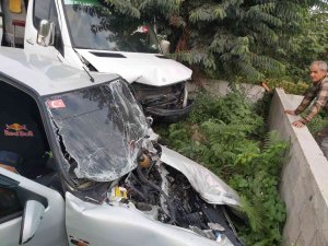İ̇şçi Servisi İle Otomobil Kafa Kafaya Çarpıştı: 15 Yaralı