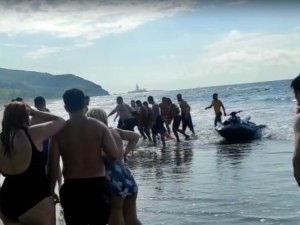Paramedik Çift, Plajda Boğulma Tehlikesi Geçiren Çocuğu Hayata Döndürdü