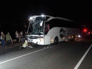Tıra Arkadan Çarpan Otobüste 1 Kişi Öldü, 43 Kişi Yaralandı