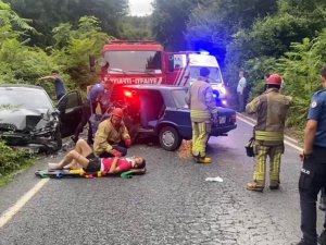 Sarıyer’de İki Araç Kafa Kafaya Çarpıştı: 1’i Ağır 3 Yaralı