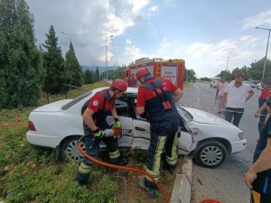 Araç İçerisinde Sıkışan Yolcunun İmdadına İtfaiye Yetişti