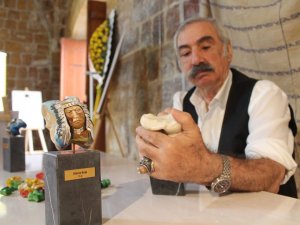 Resim Yeteneği Sayesinde Sayısız Aşık Kemiğine Büyükbaş Hayvanların Resimlerini Çizip Boyadı