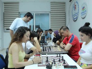 Siirt’te Farklı Meslek Grupları Bir Araya Gelerek Satranç Öğreniyor
