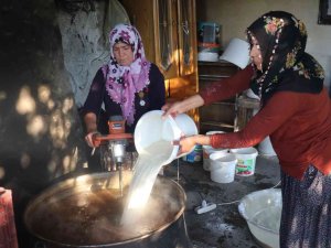Kadınların Ürettiği Ev Yapımı Dut Pestillerine Yoğun Talep