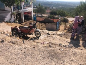 Kontrolden Çıkan Motosiklet Ekmek Yapan Kadının Üstüne Devrildi