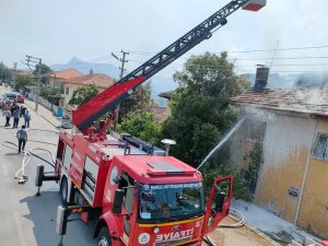 2 Katlı Evin En Üst Katı Alevlere Teslim Oldu