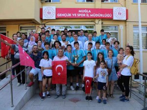 Muğla’nın Şampiyon Takımı Türk Bayraklarıyla Karşılandı