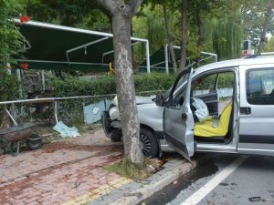 Kontrolden Çıkan Araç Bir Restoran Duvarına Çarparak Durabildi, 2 Kişi Yaralandı