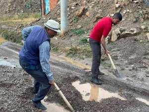 Selin Getirdiği Çamur Ve Toprak Yolu Kapattı, Mahalleli Mahsur Kaldı
