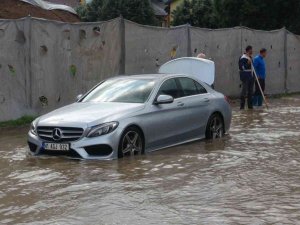 Cadde Yağmur Suyuyla Doldu, Milyonluk Araç Yolda Kaldı
