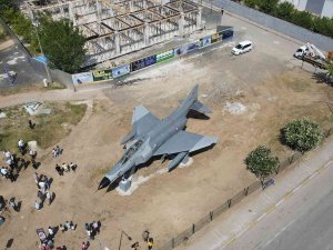 Türkiye’de İlk Kez Karadan Yürütülen F4 Savaş Uçağı Bilim Merkezi’ne Yerleştirildi