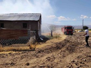 Elazığ’da Ahır Yangını: 18 Büyükbaş Kurtarıldı, 30 Ton Saman Yandı