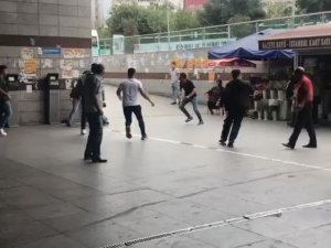 Şişli’de Simitçi Ve Esnaf Birbirine Girdi, Vatandaşlar Zor Ayırdı