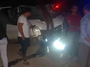 Van’da Kamyonet Otomobille Çarpıştı: 2 Yaralı