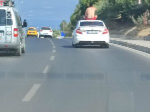 Kuşadası’nda Seyir Halindeki Otomobilin Tavanında Oyun Oynayan Kişiye Ceza Yağdı