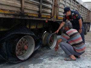 Seyir Halindeki Tırın Lastikleri Tutuştu