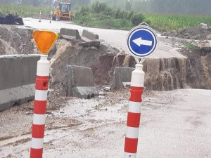 Kocaeli Ve Sakarya’yı Bağlayan Geçici Yol Ve Köprü Kalıplarını Sel Suları Götürdü