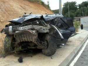Arnavutköy’de Feci Kazada Bariyerleri Aşıp Alt Yola Uçtu