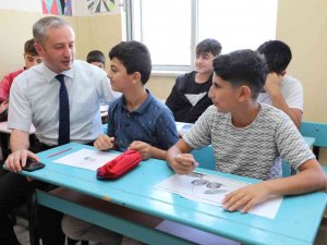 Ağrı Milli Eğitim Müdürü Kökrek, Okullarda Açılan Yaz Kurslarını Ziyaret Etti