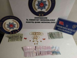 Kendisini Polis Olarak Tanıtıp Para Ve Ziynet Eşyası Dolandıran 4 Şüpheli Yakalandı