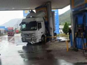 Devrilen Hafriyat Kamyonuna Çarpmamak İçin Akaryakıt İstasyonuna Daldı