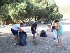 Belediye Ve Site Sakinlerinden Plaj Temizliği