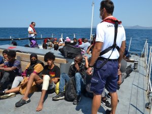 İ̇zmir Açıklarında 45 Düzensiz Göçmen Yakalandı, 146 Düzensiz Göçmen Kurtarıldı