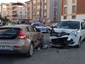 Sivas’ta Otomobiller Çarpıştı: 3’ü Çocuk 6 Yaralı