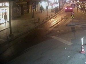 İ̇stanbul’da Dehşet Anları Kamerada: Tartıştığı Genci Sırtından Bıçaklayıp Restorana Sığındı