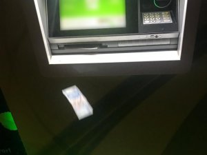 Şaşkın Vatandaşın Atm’ye Fazla Yüklediği Paralar Yola Saçıldı