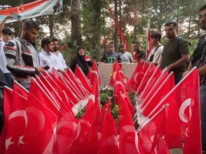 Eren Bülbül’ü Korurken 41 Kurşunla Şehit Olan Astsubay Ferhat Gedik’in Kabrine 41 Türk Bayrağı Dikildi