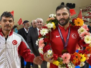 Eskişehirli Milli Güreşçi Muhammet Akdeniz Minderden Gümüş Madalya İle Ayrıldı