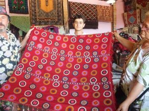 Balıkesir’de Köylerden Topladıkları Eski Halı Ve Kilimleri Tamir Edip Satıyorlar