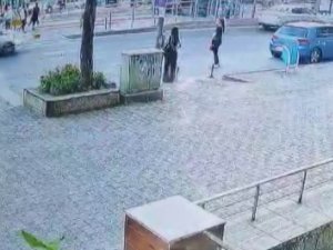 Otomobilin Çarptığı Genç Kadın Metrelerce Savruldu