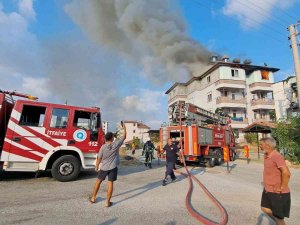 Çatı Katı Alevlere Teslim Oldu, 2 Kişi Dumandan Etkilendi
