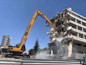 Tarihi Otelin Yıkımı Sürüyor
